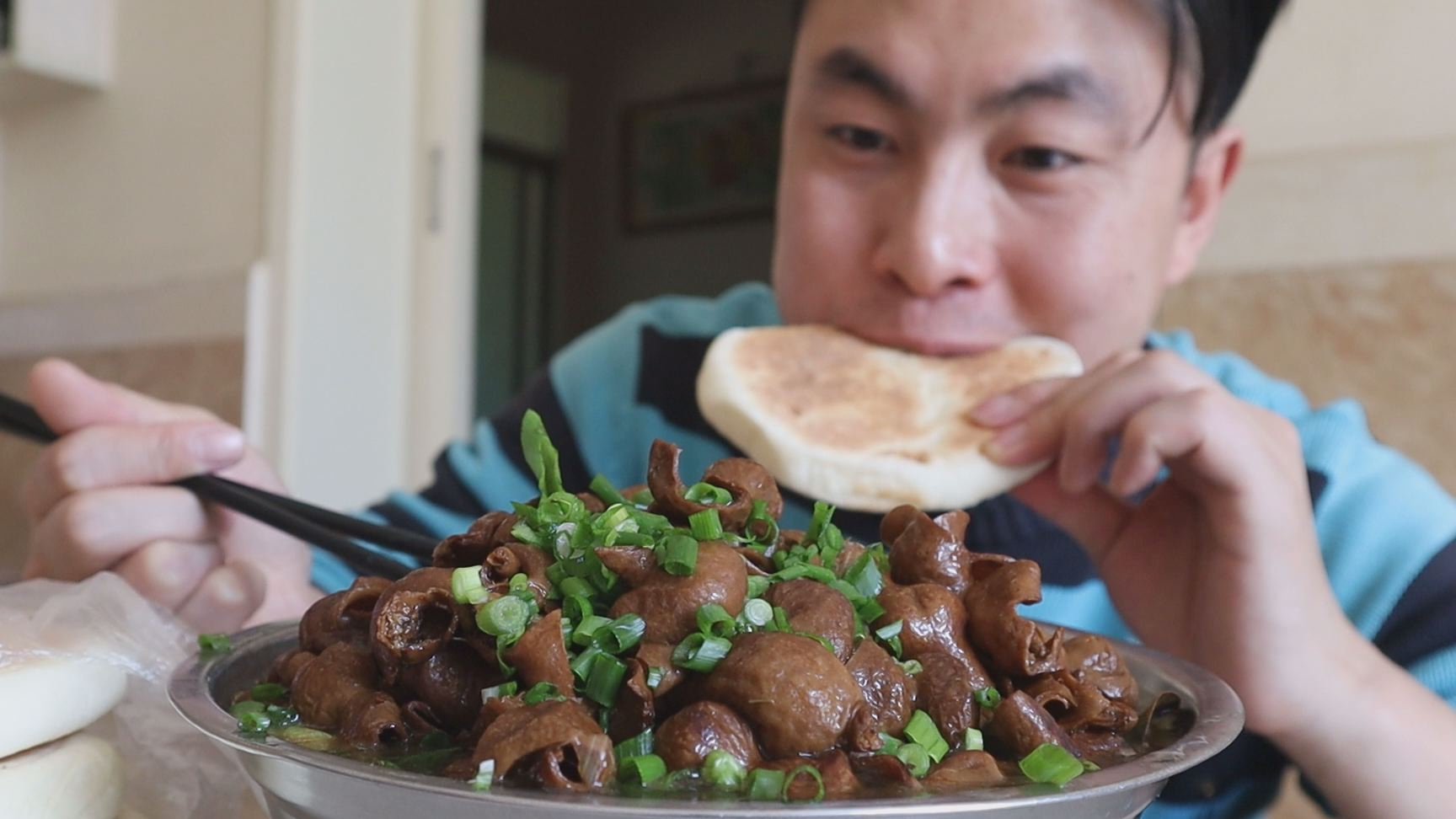 农村小伙午饭,两个饼一盆肥肠面,吃完去种玉米,浑身上下都是劲